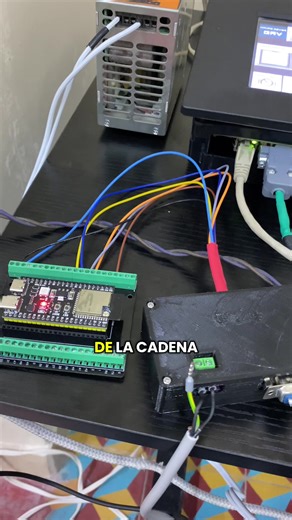 👨🏻‍💻🔧📊En este video te muestro cómo logré comunicar una báscula comercial con un PLC KOYO usando RS232, integrando todo con mi HMI EZSeries. Desde el cableado hasta la lectura de datos en tiempo real, te explico el proceso y los retos que tuve en automatización industrial. ¡ldeal si trabajas con PLCs, HMIs o comunicación serial! #AutomatizacionIndustrial #PLC #HMI #programacion #automatización