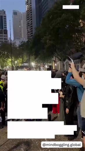 📰 BREAKING NEWS: Australian Police Clash With Muslim Worshippers 🇦🇺 Australian police were filmed moving in and arresting Muslim men who were praying outdoors, triggering outrage and debate over religious freedom and public-order enforcement. Authorities claim the action followed a public-order operation, while critics question the use of force during a peaceful act of worship. Where is the line between law enforcement and freedom of religion? 🌍⬇️ #BreakingNews #Australia #ReligiousFreedom #