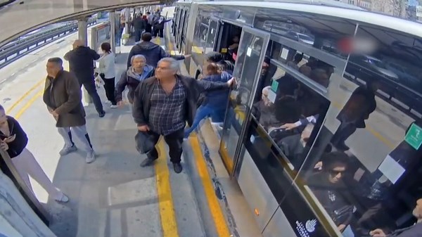 Moment 6.2-magnitude earthquake rocks Istanbul