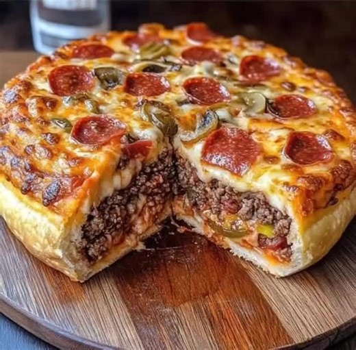 This dish is a perfect combination of pizza and pie, featuring layers of savory fillings like ground beef, gooey cheese, and spicy toppings encased in a thick, buttery crust. It’s the ultimate comfort food for family dinners or gatherings. Enjoy 👇♥️ | Grandma's Recipes