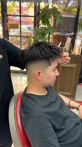 ¿Quieres aprender Peluquería, Barbería y Colorimetría desde cero? 🚀 ✅ Tutoriales paso a paso para principiantes. ✅Técnicas explicadas de forma clara y sencilla. ✅Conviértete en un profesional desde casa. Aprende las técnicas que usan los expertos y domina: ✂️Cortes de cabello para hombre y mujer. 💈Estilos de barbería: degradados, barbas, diseños. 🎨Colorimetría: aplicación, corrección de tonos, fórmulas, decoloración sin daño. Todo el conocimiento profesional, ahora a tu alcance. 👇 ¿Qué te gu