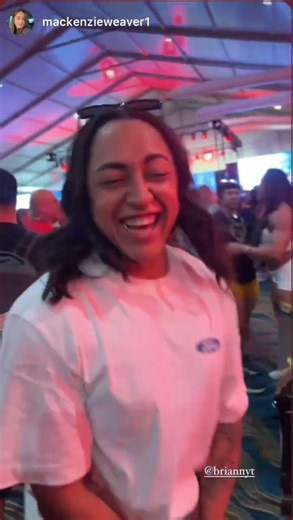 Insane Female Bodybuilder Flexing At Expo! 💪