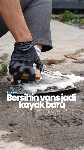 Vans penuh lumpur jadi se-clean ini cuma dalam 30 detik?! 😳👟Bagian ngelapnya… satisfying parah.