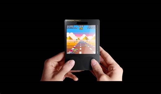 Grant Sinclair y su GamerCard te harán soñar: así es la consola 'retro' que parece una tarjeta y te permite jugar como un arcade