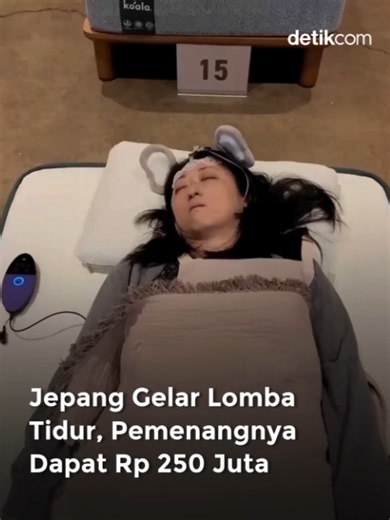 Puluhan peserta di Tokyo, Jepang, mengikuti lomba tidur pada Senin (5/10). Mereka berlomba menjadi yang terbaik dalam tidur demi memperebutkan hadiah 2,22 juta yen atau sekitar Rp250 juta. Dalam rekaman terlihat para peserta berbaring di atas kasur yang telah disusun berjajar. Sebelum tidur, mereka melakukan sejumlah persiapan dan memasang alat pemantau tidur. Sebagian peserta langsung terlelap sambil memeluk bantal atau boneka. Namun, ada juga yang masih terus berguling-guling mencari posisi ny