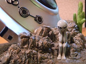 Adorable handmade space alien sculptures "for the conspiracy theorist in us all"