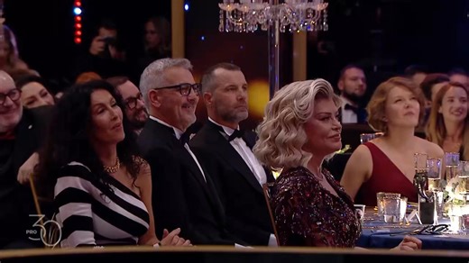 Patria nu e unde te naști, ci acolo unde simți că vrei să rămâi toată viața! Charlie Ottley a reușit să facă pentru România ce un alt ambasador nu a putut. A arătat că avem o țară binecuvântată, cu peisaje uluitoare. Cătălin Scărlătescu, Sorin Bontea și Florin Dumitrescu i-au înmânat premiul pentru patriotism. Gala PRO TV | Mai întâi caracterul