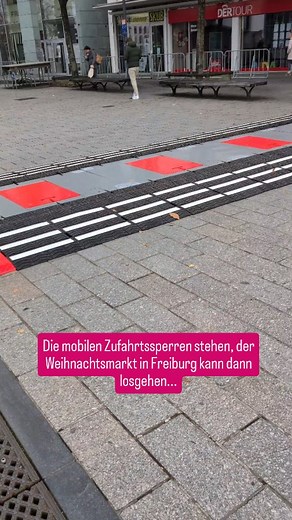 Rund um den Freiburger Weihnachtsmarkt wurden mobile Zufahrtssperren errichtet, die unberechtigten Fahrzeugen die Zufahrt in Menschenmengen unmöglich machen sollen. Ein mindestens zweiseitiges Schwert: die einen sagen. "schade, dass das notwendig ist", die anderen sagen "brauchen wir nicht, wenn einer etwas Blödes vorhat, macht er es sowieso und findet einen Weg" . Andere Gruppen nutzen es, um Fremdenhass zu schüren, übersehen dabei aber, das auch Deutsche in Deutschland schon in Menschenmengen 