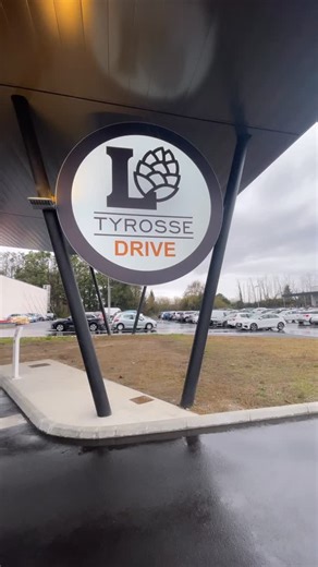 🤖 Visite exclusive : Nos équipes à la découverte du nouveau Drive automatisé ! 🚀 Après plusieurs mois de travaux intenses, les équipes du Leclerc Tyrosse ont eu le privilège de visiter notre tout nouveau Drive automatisé ! C’était l’occasion rêvée d’aller à la rencontre des robots qui vont révolutionner la préparation de vos commandes. Un moment passionnant et plein d’enseignements pour tous ceux qui œuvrent chaque jour pour vous servir ! Nous sommes heureux de vous faire profiter de cette nou