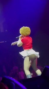 Ice spice 🍑 under her skirt