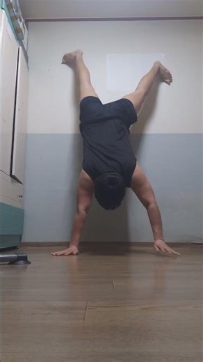 Watching CrossFit videos and trying to follow along...it's hard... #CrossFit #Crosspit #HomeCrossFit