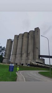 Certifiée #ISO 50001, la cimenterie #EQUIOM s’est inscrite dans la démarche de l’économie circulaire ( 45 000 tonnes de déchets traitées par an) avec des circuits courts, créateurs d’emplois pour notre territoire. Grâce au savoir faire d’excellence de ses personnels, à l’expertise de ses cimentiers dans la fabrication complexe, les ciments bas carbone d'EQIOM répondent aux exigences les plus fortes et des usages les plus variées. Un projet de process avec l’argile calcinée pour produire un béton