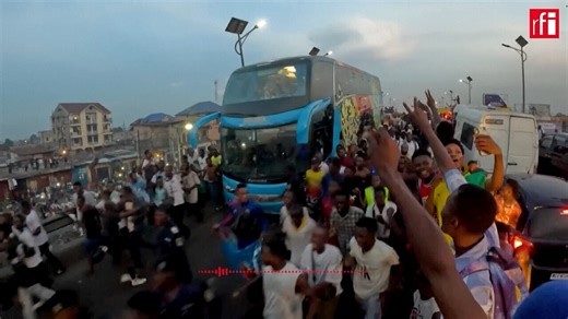 🇨🇩 De retour de Rabat après avoir renversé le Nigeria (1-1, 4-3 TAB), dimanche 16 novembre, en finale des barrages africains des éliminatoires de la Coupe du monde 2026, les Léopards de la RDC ont été accueilli en héros à Kinshasa. Les Léopards rejoignent donc les six équipes qualifiées pour le tournoi de barrage intercontinental de la FIFA prévu en mars 2026. | RFI