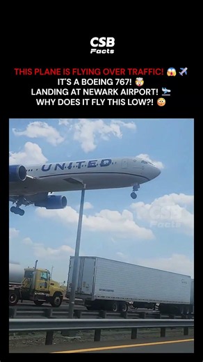 This Plane Flies RIGHT Over a Highway! ✈️😱 #Shorts