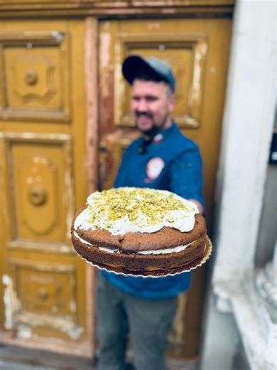 🥕🍊 Ciasto marchewkowe z nutką pomarańczy — wilgotne, pachnące i pieczone z naturalnych składników. W Piekarni Młyn Olecko stawiamy na lokalne wyroby, bez utrwalaczy i zbędnych dodatków. Proste receptury, prawdziwy smak. 💛 #piekarnimlynolecko #olecko #ciastomarchewkowe #lokalnie #bezutwalaczy #piekarnia | Piekarnia Młyn Olecko