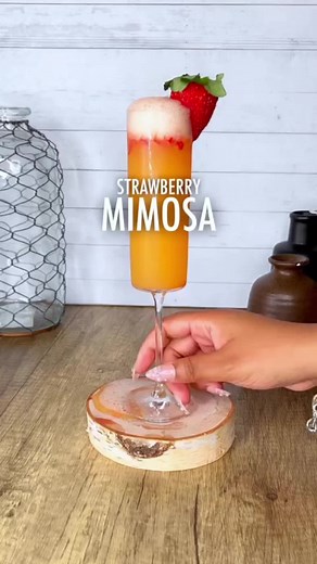 Delicious Strawberry Mimosa Cocktail Recipe