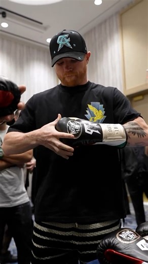 Canelo Alvarez chooses his No Boxing No Life Gloves for battle https://www.fighthq.com.au/search/?q=hit and move All goes down tomorrow night at Allegiant Stadium in front of a sold out crowd!#CaneloCrawford #CaneloAlvarez #TerenceCrawford #NetFlix #Las Vegas | Australian Boxing Central