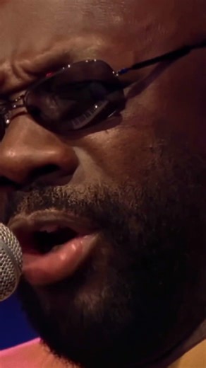 Isaac Hayes slows it down with “Fragile” 🎤 #IsaacHayes #Fragile #Jazzopen #SoulLegend #Live1997