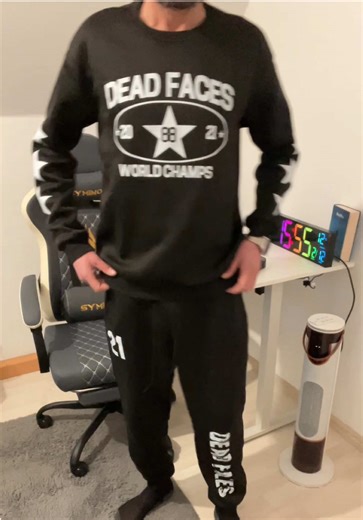 Herren Zweiteiliges Set mit Sternen-Motiv ⭐ Lässiger Hoodie & Jogginghose für Herbst & Winter Dieses moderne Herren-Zweiteiler-Set überzeugt mit einem auffälligen Sternen-Print und englischem Text für einen stylischen, urbanen Look. Der angenehm dicke Stoff hält warm und ist ideal für Herbst und Winter. Dank lockerer Passform bietet das Set hohen Tragekomfort und maximale Bewegungsfreiheit – perfekt für Alltag, Freizeit oder entspannte Tage zu Hause. Der klassische Rundhalsausschnitt, lange Ärme