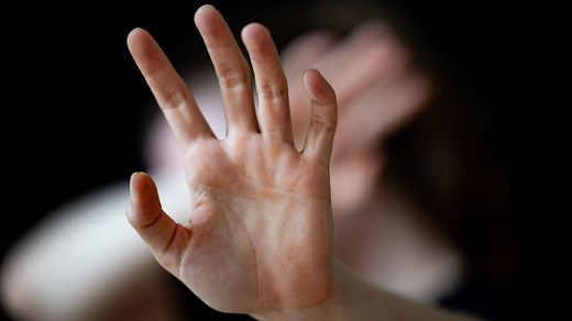 Campagne du Ruban Blanc : sensibiliser le grand public aux violences faites aux femmes et aux violences entre partenaires - RTBF Actus