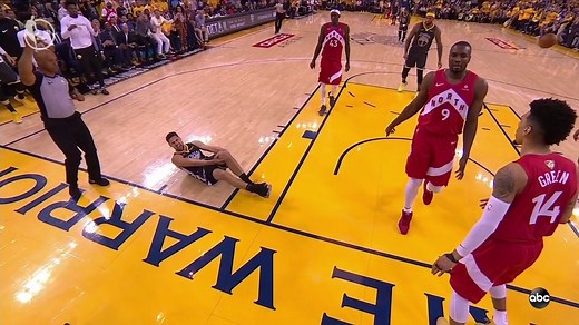 Warriors' Klay Thompson goes down with a knee injury, limps to the locker room, then walks back out to the court. 😬 #NBAFinals Game 6 is on TSN. | Sportsnet