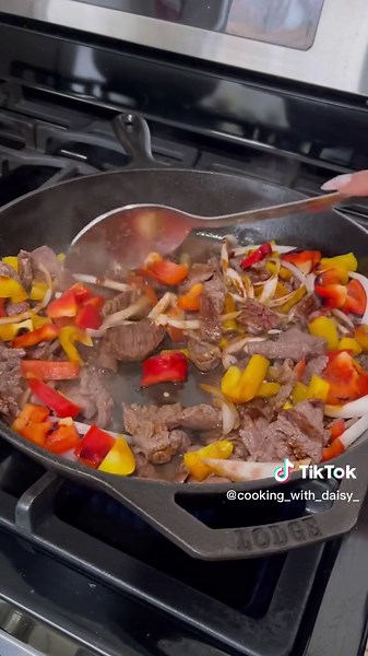 Dinner doesn’t have to be complicated or time consuming! This meal was so tasty and it was done in under 25 minutes! INGREDIENTS 👇🏼 Veggies (1/2 red bell pepper, 1/2 yellow bell pepper, 1/4 small onion) Beef Chuck Shaved Steak slices (I used 3 large pieces or you can use chicken) Olive Oil Salt Pepper Garlic Powder Sweet soy from @abcsauces *dark soy sauce & sweet soy are not the same. Please use sweet soy. You can buy it on Amazon or Ralph’s* WHITE RICE INGREDIENTS 2 Cups Rice 3 Cups Water Sa