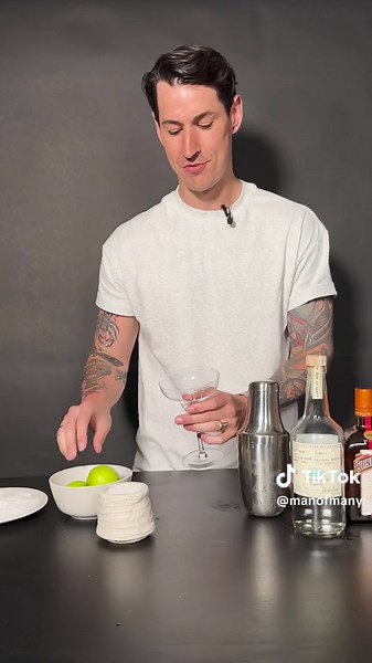 Turns out a classic margi is super easy to make 🍸 #margarita #margaritatime #margaritarecipe #cocktail #learntok #margi