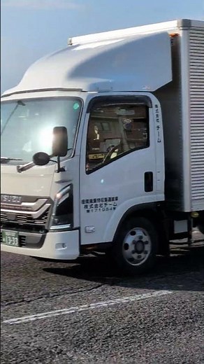 若草通３丁目で、２０２３年フルモデルチェンジのいすゞエルフの冷蔵車だ！！！！