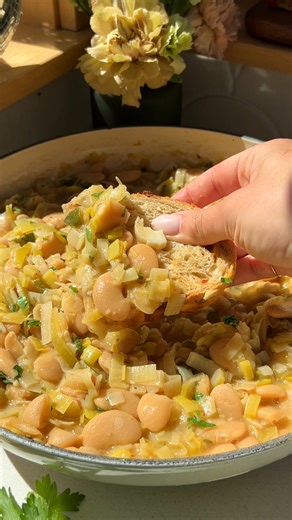 I’ve been craving all the cozy things lately, so I decided to make a big batch of this comforting and wholesome Leek & Butter Bean Stew - it’s the perfect late summer or early fall meal, especially when paired with some crusty bread for dunking 🥖😌 Leeks are coming back to season now, and they’re one of my favorite soup and stew ingredients – they add the perfect amount of delicate and savory onion flavor, and I love how they melt in your mouth after simmering. The starch from butter beans also