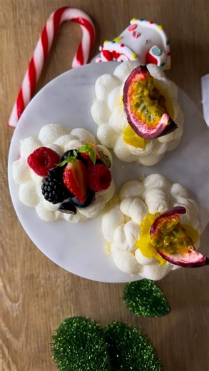 Les recettes de Wiss 🪄 on Instagram: "Voici un tuto de pour pocher des mini pavlova individuel en forme de fleur 🌸 Idéal pour Noël et les fêtes de fin d’années 🎄✨ Ingrédients : Meringue 6 blancs d’œufs (180 g) 300 g de sucre glace 1 cuillère à café d’extrait de vanille ou sucre vanille Garniture 250 ml de crème liquide entière (bien froide) 200 g de mascarpone 3 cuillères à soupe de sucre glace Fruits frais au choix 1 cuillère à soupe d’arôme de vanille Coulis 250 g de fruits rouges 60 g de s