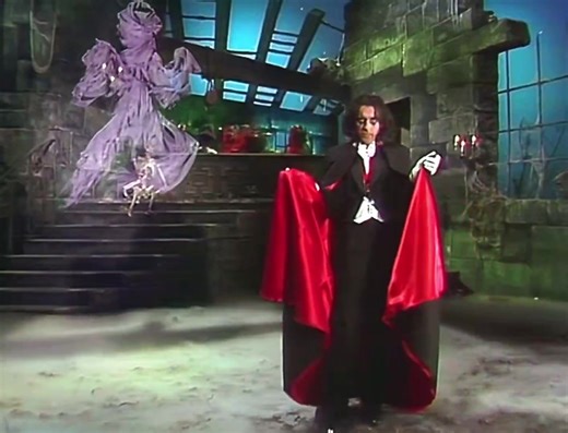 On October 28, 1978, The Muppet Show featured rock legend Alice Cooper in one of its most memorable and spooky episodes. Cooper, known for his theatrical shock-rock style, played himself as an “agent of the devil,” offering the Muppets fame and fortune in exchange for their souls. The Halloween-themed episode blended humor, music, and horror perfectly, with performances of hits like “Welcome to My Nightmare.” Alice’s chemistry with Kermit, Miss Piggy, and Gonzo made for a bizarre yet delightful 