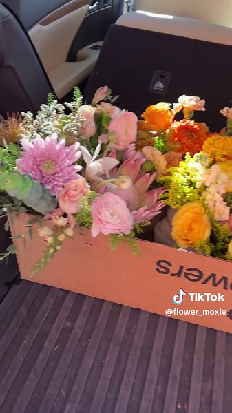 Transporting flowers is a florist least favorite part of the job, and it’s not fun for DIY’ers either! But here is an easy hack, cut an X on the top of your flower boxes and pop those vases down into that box so they can securely ride in your hooptie! . . : #diyweddingflowers #diybride #flowertutorial #flowermoxie