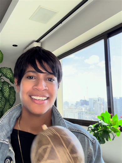 Hoy NO viniste al trabajo a “ser tú” … viniste a trabajar 😅 Sí, sé que eres chistoso, espontáneo, auténtico… pero el cliente no es tu primo ni tu coro 👀 Hay una línea invisible llamada profesionalismo y cuando la cruzas… después no hay “Ctrl Z” 🙃 Porque lo que dices: ➡️ Se malinterpreta ➡️ Se comenta ➡️ y en RD… hasta se riega 😭 Y ojo con esto 👇 Tu contenido en redes también trabaja contigo Ese story relajando, ese comentario fuera de lugar… puede sentarse en tu evaluación sin avisar 🪑 No 