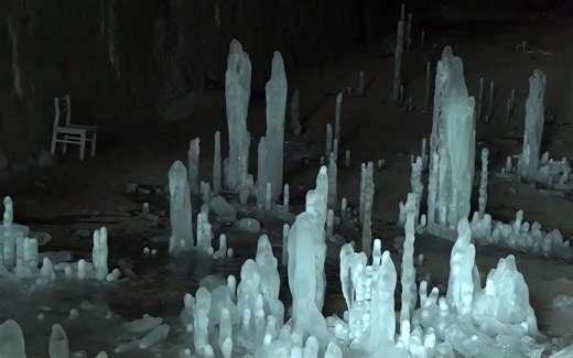 村子发生了怪事，隧洞的地面长出了冰柱