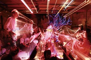 アート・リンゼイが東京で5日間連続公演を開催!　ジム・オルークとの相性の良さ窺える、心地良い緊迫感に溢れた一夜をレポ | Mikiki by TOWER RECORDS