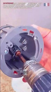 Installation d'un boîtier plastique pour cloison sèche: découpe précise et passage du câble