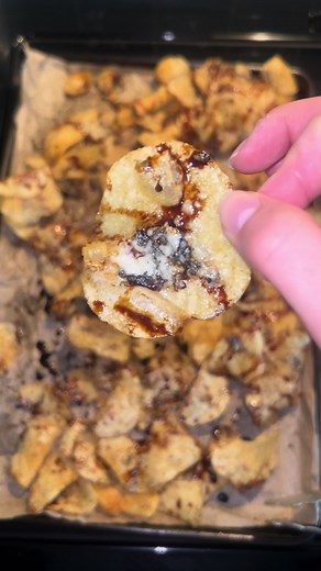 I came across this recipe a couple times and it looked so good I had to try it! So easy to make and so delicious! If you love blue cheese you’ll love these #chippy boys 💙 All you need is: 1 bag of kettle chips blue cheese balsamic vinegar glaze Lay your chips in a single layer on a parchment covered cookie sheet and add as much crumbled blue cheese as your heart desires. I baked it at 300 for about 5 minutes but keep a close eye as the chips heat up quickly. Remove from oven and toss with your