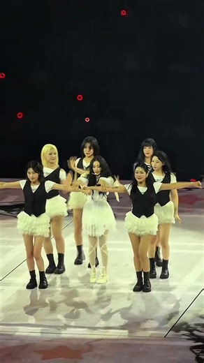 Chaeyoung’s solo performance on the Vancouver stage #twice #kpop #chaeyoung #thisisfor #concert