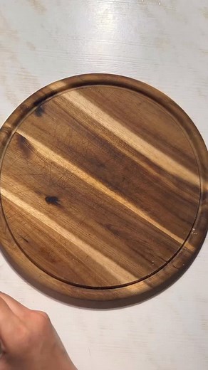 Trasený koláč na jeden plech 🫠 Prinášam vám nový recept zo série - koláče na jeden plech. Ide o sériu jednoduchých a rýchlych receptov, väčšinou takých, ktoré stačí vyliať na plech a ozdobiť krémom. 😍 Ten dnešný je trasený koláč na jeden plech. Prečo trasený? Lebo krém stačí vytriasť v shakeri, v zavaraninovom pohári alebo v hocijakej uzavretej nádobe. 😬 Môže za to puding, ktorý netreba variť, stačí ho iba rozmiešať s tekutinou. Postup prípravy: v miske vyšľaháme 4 žĺtka s 200 g kryštalového 