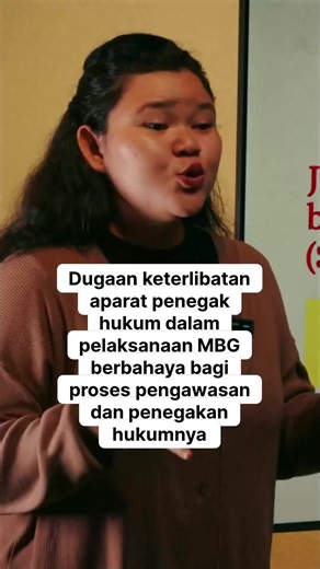 Skandal Program Makan Bergizi Gratis (MBG) makin panas! Bagaimana mungkin anggaran ratusan triliun dijalankan tanpa *transparansi data* yang jelas? 🧐 Yang paling mengkhawatirkan: dugaan keterlibatan *Aparat Penegak Hukum (APH)* dalam pelaksanaannya! Ini sama saja mematikan keran *pengawasan* dan penyelidikan kasus keracunan atau dugaan *korupsi* di masa depan. Temuan serius dari ICW ini mengungkap indikasi keterlibatan elite, militer, hingga APH. Warga negara wajib tahu bagaimana uang rakyat di