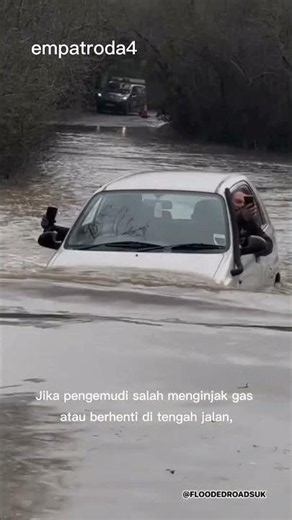 Suzuki Alto Kecil-Kecil Nekat Terobos Banjir, Ending-nya Bikin Tegang! #Suzuki #Alto #TerobosBanjir