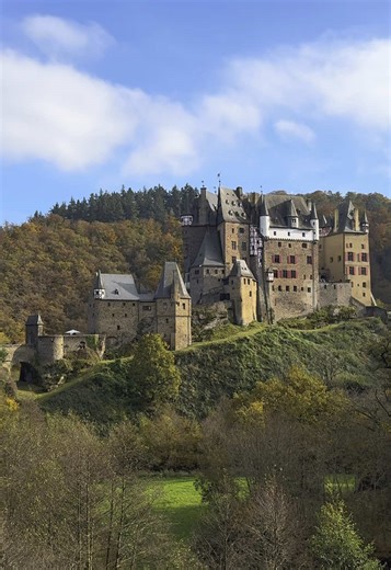 📍Burg Eltz is one of Germany’s 🇩🇪 most iconic castles, hidden deep in a forest and untouched by wars for over 850 years. Its magical towers and medieval charm make it feel like a real-life fairy tale. #BurgEltz #FairyTaleCastle #GermanyTravel #HiddenGem #CastleHopping #MedievalVibes #InstaTravel #TikTokTravel #ExploreEurope #Wanderlust #NatureAndHistory #DroneView #HistoricGermany