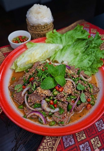 Our Beef Laab brings on a taste of home & tradition! Combining a tasty blend of sliced beef, fresh herbs, signature sauces, spice, roasted rice powder, & a touch of lime. It’s the perfect balance of spice, tang, & umami. Pair it with sticky rice for an authentic Lao experience! 📍SWEET RICE 4017 A St. #107 Auburn, WA 98002 www.sweetricewa.com #LaoFood #laab #steak #lao