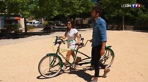 À bord du tandem, une fameuse bicyclette deux places, la rédaction de TF1 sillonne les routes de France cet été. Aujourd'hui, c'est la chanteuse Joyce Jonathan qui pédale à Marseille et ses alentours, région de cœur de cette Parisienne de naissance. | TF1 INFO