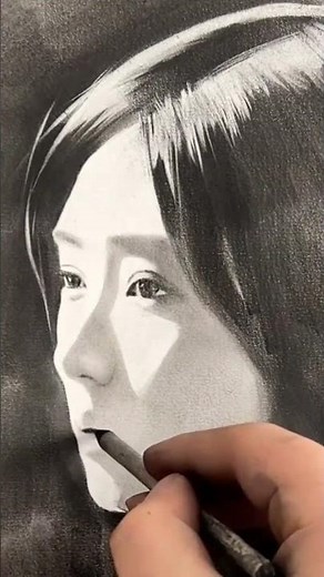 Perfect drawing cannot be without light! #drawing #charcoaldrawing #portraitdrawing #charcoalshading