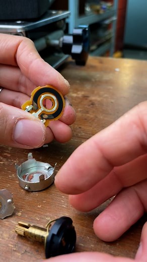 This is how a CTS guitar pot is constructed and how it works.😉 #GuitarMods #GuitarElectronics #CTSpot #Potentiometer #GuitarTech #GuitarRepair #GuitarTone #LuthierLife #GuitarUpgrade #GuitarDIY | Elmo Ø Snowpeace Guitars