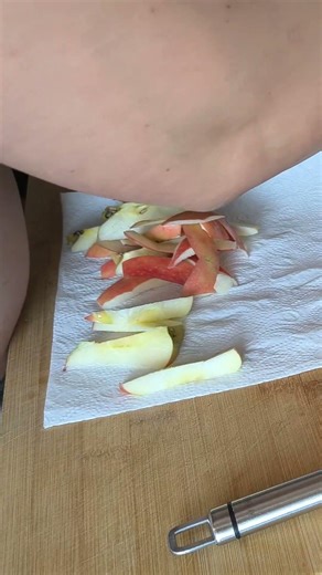 you didn’t expect this sound… 🍎👀 #shorts #asmr