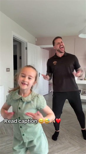 Amélie & Daddy - Amelie’s lost a tooth and bust a lip 😅