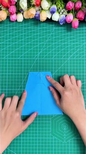 A few simple steps to teach you how to make a flat-top paper airplane that is popular all over t