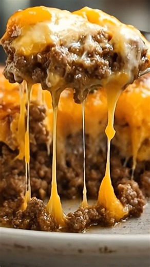 This pie is basically a cheeseburger that bakes its own crust. 😮🍔🥧 It’s loaded with seasoned ground beef onions, topped with cheddar, then a quick egg/milk/flour batter gets poured over and turns golden as it bakes.​ Vote 1–10: how good does this look? Ingredients : 1 lb ground beef 1 small onion, diced 1/2 tsp salt 1/4 tsp black pepper 1 cup shredded cheddar cheese 1/2 cup Bisquick or all-purpose baking mix 1 cup milk 2 eggs Optional: ketchup, mustard, pickles for serving Instructions : - Pr